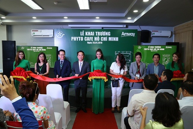 Đại diện Ban Giám Đốc và các đối tác Công ty Amway Viêt Nam thực hiện nghi thức cắt băng khánh thành khai trương Chi nhánh thứ hai tại Tp. Hồ Chí Minh