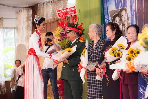 Hoa hậu H’hen Niê trao quà cho “nhân chứng lịch sử”- Mậu Thân
1968.