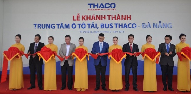 Lãnh đạo chính quyền địa phương, công ty cổ phần ô tô Trường Hải – Thaco cắt băng khánh thành Trung tâm ô tô tải, bus Thaco tại Đà Nẵng.