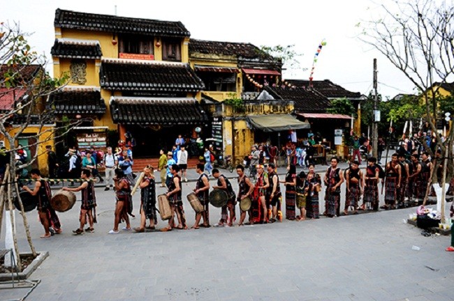 Các già làng, nghệ nhân và nghệ sĩ dân tộc CơTu huyện Tây Giang
trình diễn quanh phố cổ Hội An.