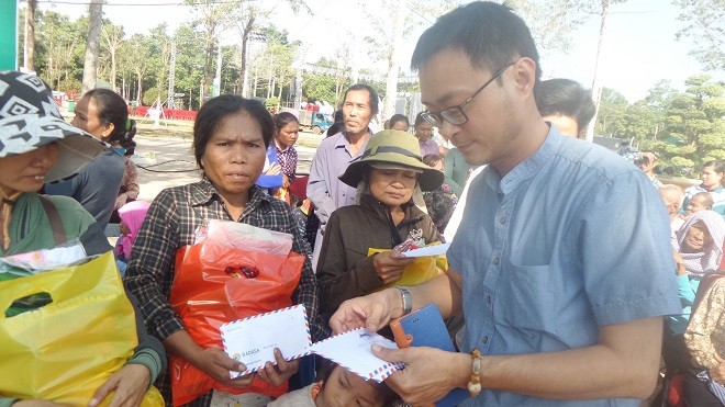 Ông Lê Nguyễn Đức Khôi, Trưởng phòng Quan hệ công chúng, Tập đoàn Tân Hiệp Phát cùng ban tổ chức trao quà cho các em học sinh và người dân huyện Lộc Ninh, Bình Phước