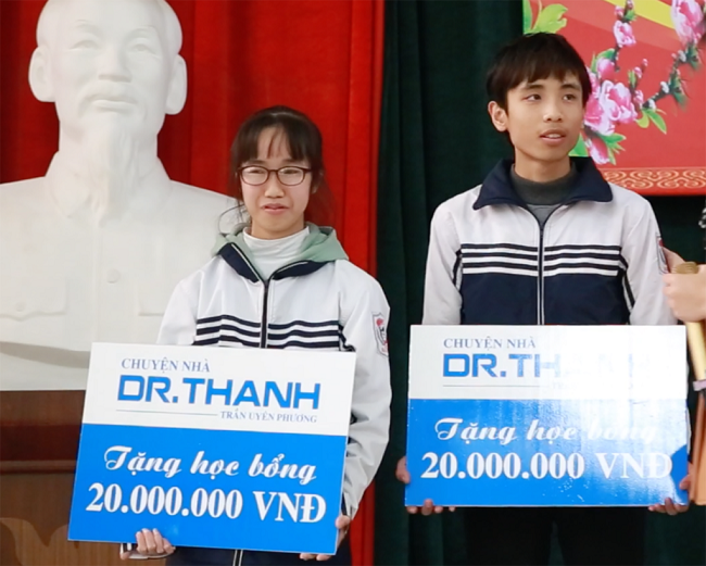 Hai học sinh đầu tiên đã được trao tặng học bổng "Chuyện nhà Dr. Thanh" trong niềm hạnh phúc. (Ảnh Chí Hiếu)