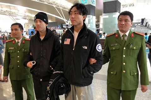 CAQ Đống Đa dẫn giải Lee và Kim ra Cảng hàng không quốc tế Nội Bài bàn giao cho Cảnh sát Hàn Quốc