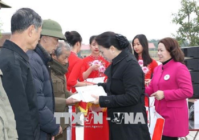 Chủ tịch Quốc hội Nguyễn Thị Kim Ngân tặng quà Tết cho các gia đình có hoàn cảnh khó khăn. Ảnh: TTXVN