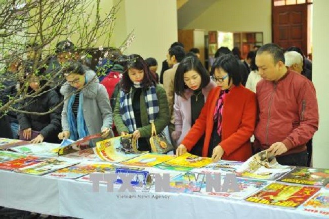 Đông đảo cán bộ, nhân dân tham quan, đọc báo tại Hội báo Xuân. Ảnh: TTXVN