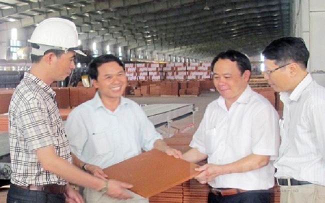 Đồng chí Nguyễn Đức Minh, bí thư chi bộ, Tổng Giám đốc Công ty cổ phần Ngôi Sao Bắc Giang (thứ ba từ phải sang) giới thiệu sản phẩm gạch cotto của doanh nghiệp. Ảnh: theo Tạp chí Tuyên Giáo.
