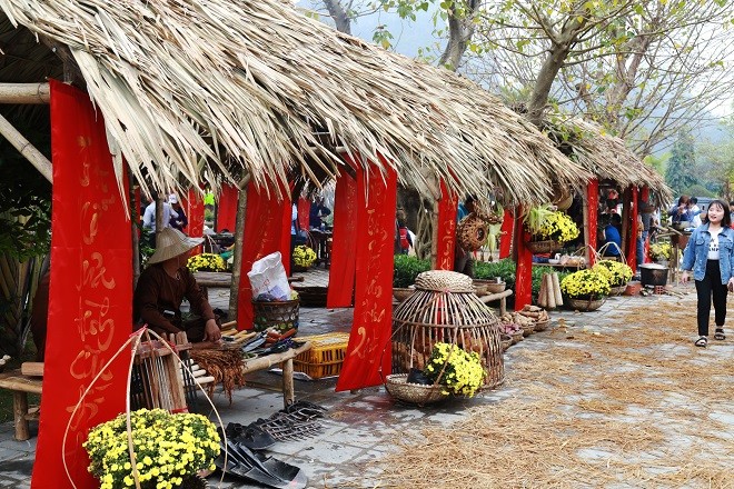 Những gian hàng chợ tết quê được tái hiện tại Trung tâm Du lịch Phong Nha – Kẻ Bàng vào ngày mồng 4 Tết.