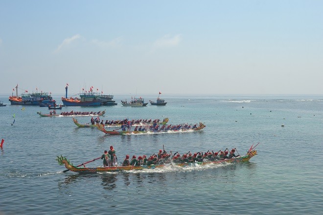  Lễ hội đua thuyền truyền thống đầu xuân trên đảo Lý Sơn còn là cơ hội để một bộ phận người dân tổ chức cá độ, gây mất trật tự an toàn xã hội.