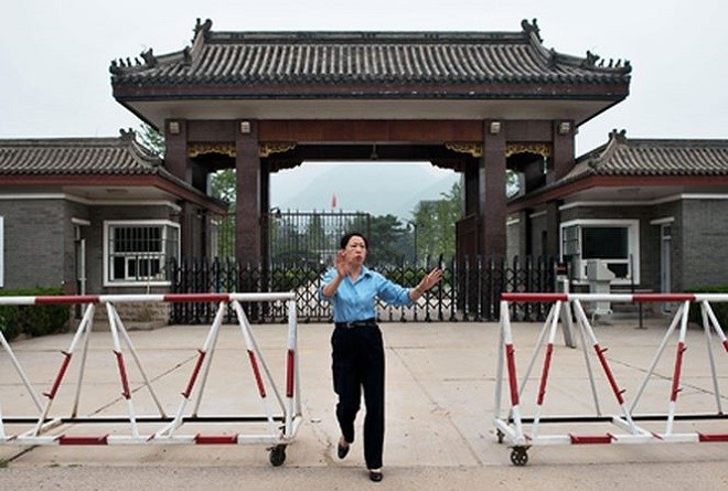 Nhân viên bảo vệ bên ngoài nhà tù Tần Thành. Ảnh: BI.