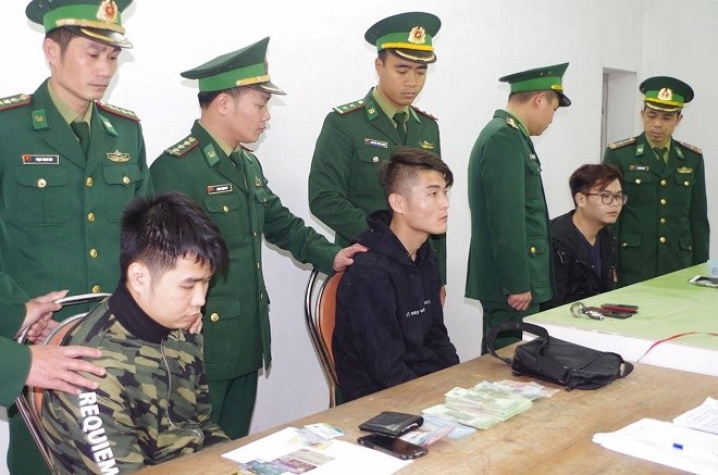 3 đối tượng người nước ngoài tại Đồn Biên phòng Cửa khẩu quốc tế Móng Cái (Quảng Ninh), ảnh: CTV