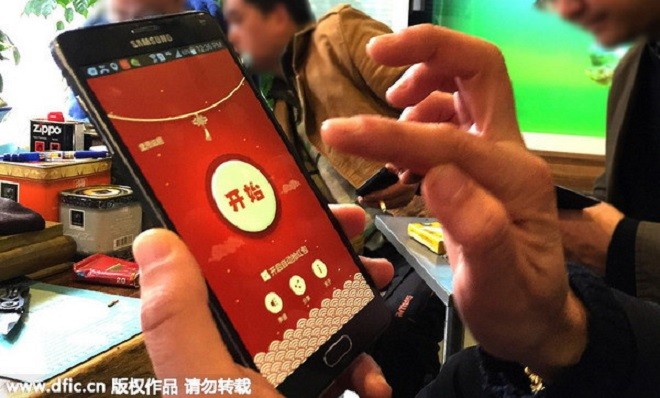 Việc lì xì online qua ứng dụng trên di động đang được ưa chuộng tại Trung Quốc. Ảnh: DFIC.