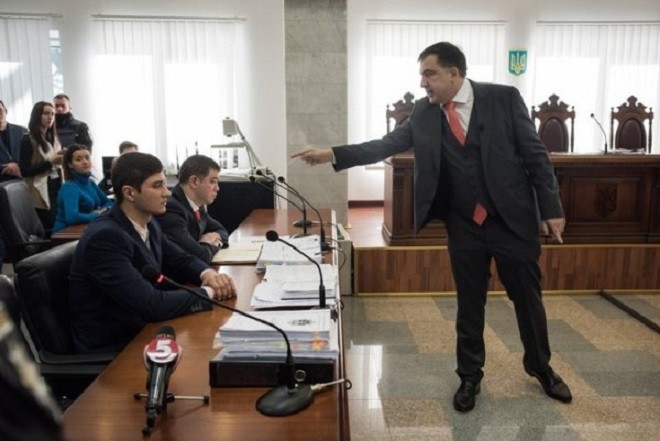 Ông Saakashvili (cựu Chủ tịch Georgia, phải) tại Tòa án cấp phúc thẩm Kiev trong một vụ án tham nhũng. Ảnh: The New York Times