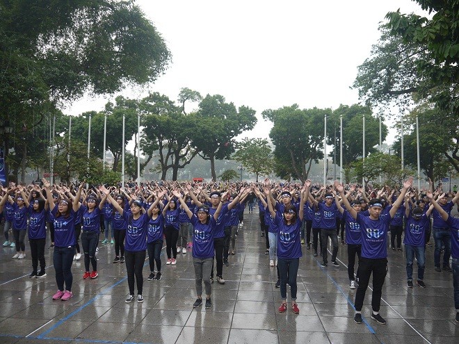 Hàng trăm tình nguyện viên đã tham gia trình diễn Flashmob trong lễ phát động. Ảnh VGP