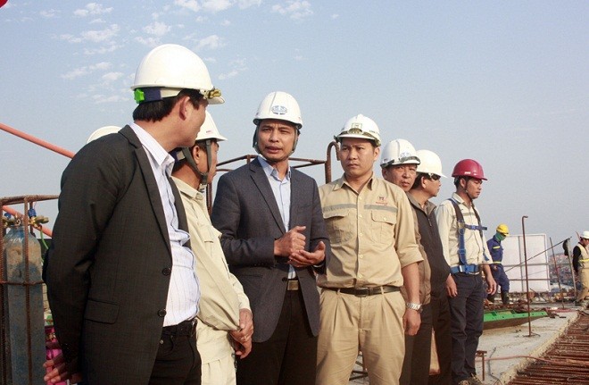 Ông Vũ Văn Diện, Phó chủ tịch UBND tỉnh Quảng Ninh yêu cầu chủ đầu tư kiên quyết xử lý nhà thầu chậm thi công theo tiến độ cam kết