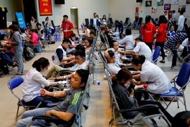 Rất đông bạn trẻ tham gia hiến máu cứu người. Ảnh: Báo Sức khỏe & Đời sống