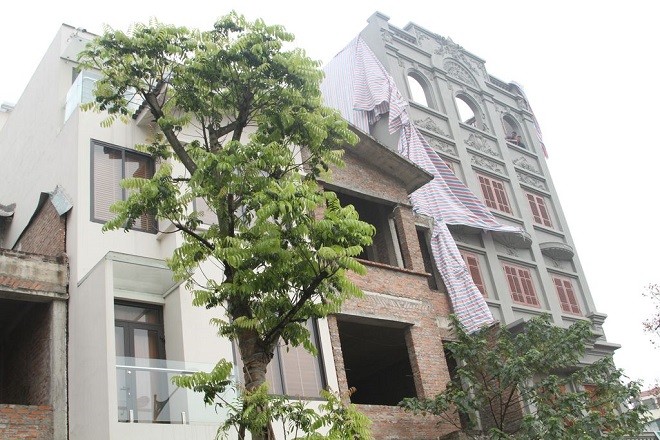 Căn nhà của ông Nguyễn Thanh Hóa (căn bên phải) có thiết kế "phá cách" trước khi bị tháo gỡ. Ảnh Chí Tín
