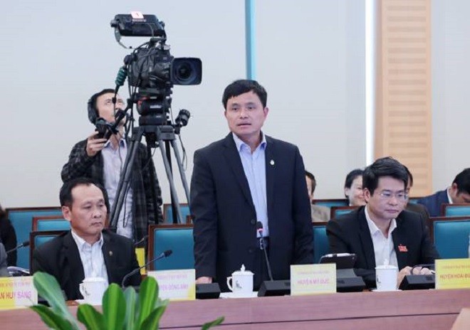 Chủ tịch UBND huyện Mỹ Đức Nguyễn Văn Hoạt (đứng) khẳng định khu vực xung quanh Chùa Hương không bày bán thịt thú rừng.