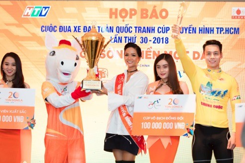 Hoa hậu H’Hen Niê là đại sứ Cuộc đua xe đạp
toàn quốc tranh Cúp truyền hình TP.HCM lần thứ 30-
2018