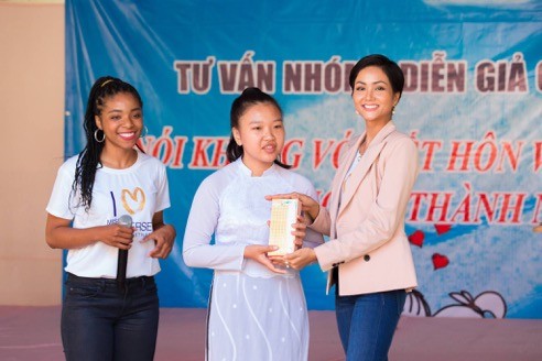 Hoa hậu Hoàn Vũ H’Hen Niê và người đẹp thể thao Cẩm Tiên hỗ trợ giáo dục nữ sinh…