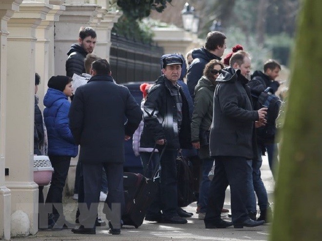 Các nhà ngoại giao Nga và gia đình rời Đại sứ quán Nga ở London, Anh ngày 20/3. (Nguồn: AFP/TTXVN)