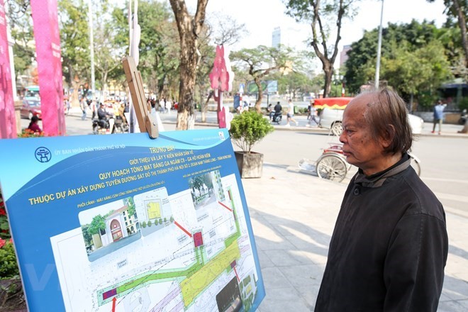 Người dân đến xem trưng bày và góp ý về vị trí đặt ga tàu điện ngầm C9-ga hồ Hoàn Kiếm của tuyến đường sắt đô thị Nam Thăng Long-Trần Hưng Đạo.