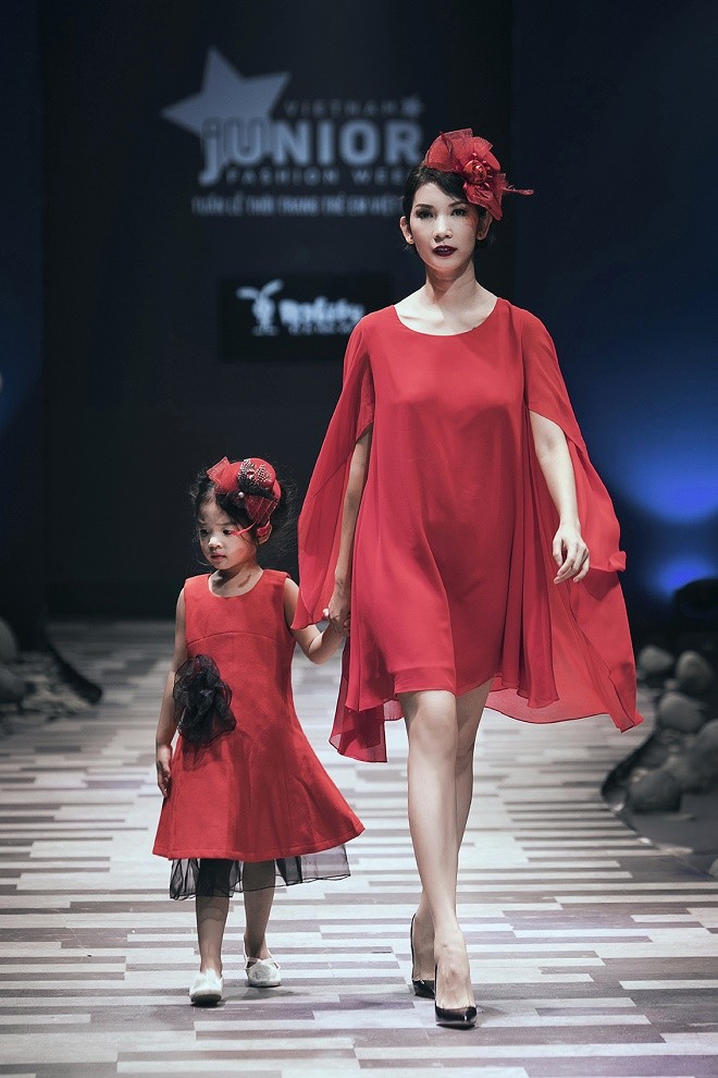 Xuân Lan cùng con gái trong khuôn khổ Tuần lễ thời trang trẻ em Việt Nam