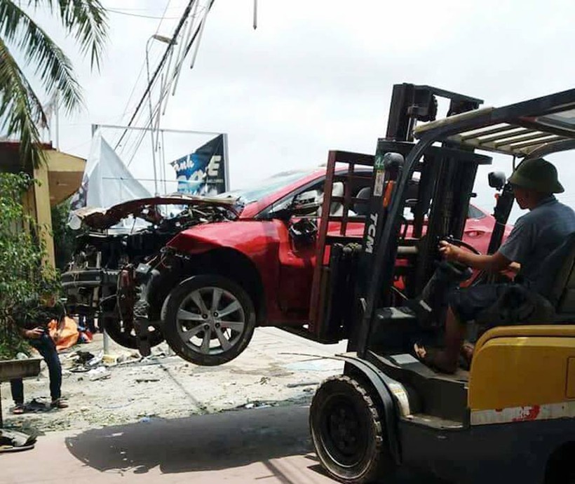 Chiếc xe bị biến dạng sau vụ nổ mạnh, ảnh: CTV