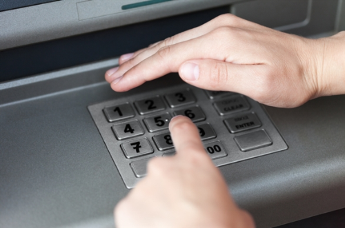 Ngân hàng khuyến cáo trước khi thực hiện giao dịch tại máy ATM, khách hàng cần quan sát kỹ để phát hiện những dấu hiệu đáng nghi như bị gắn camera quay lén hoặc thiết bị lấy cắp thông tin thẻ. Ảnh: theo Vnexpress