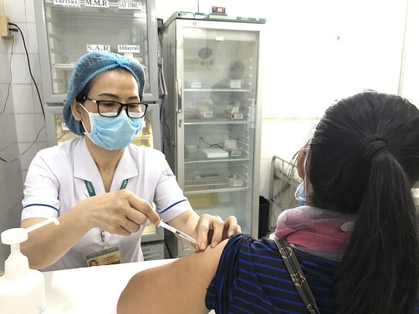 Bệnh nhân tiêm vaccine phòng bệnh dại tại Bệnh viện Bệnh nhiệt đới. Ảnh: Báo Thanh niên