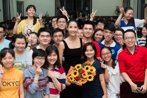 Á hậu Hoàng Thùy cùng các sinh viên trong chương trình “SGU UNITOUR” với chủ đề “Người Việt trẻ trong thời kỳ toàn cầu hóa”