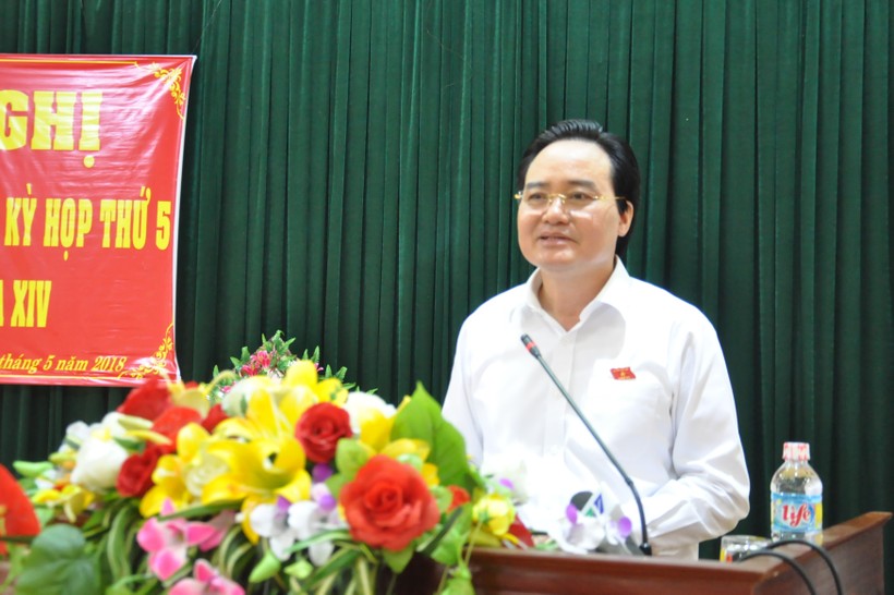 Bộ trưởng Phùng Xuân Nhạ thông tin về tình hình GD&ĐT tới các cử tri tại buổi tiếp xúc