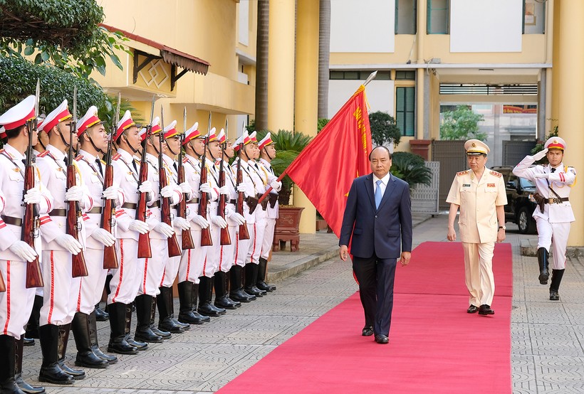 Thủ tướng Nguyễn Xuân Phúc duyệt đội danh dự. Ảnh: VGP