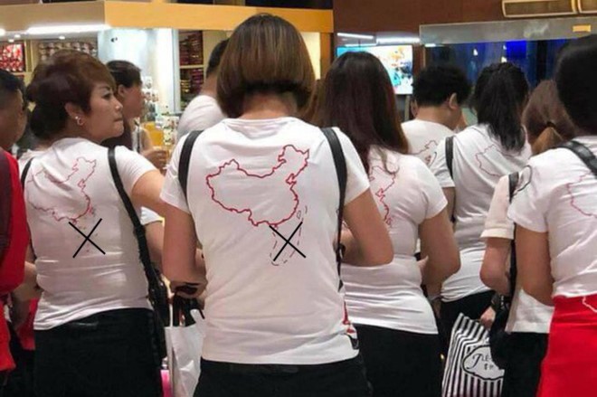 Khách du lịch Trung Quốc mặc áo in hình "đường lưỡi bò" (phần bị gạch chéo). Ảnh: theo Báo Tổ quốc