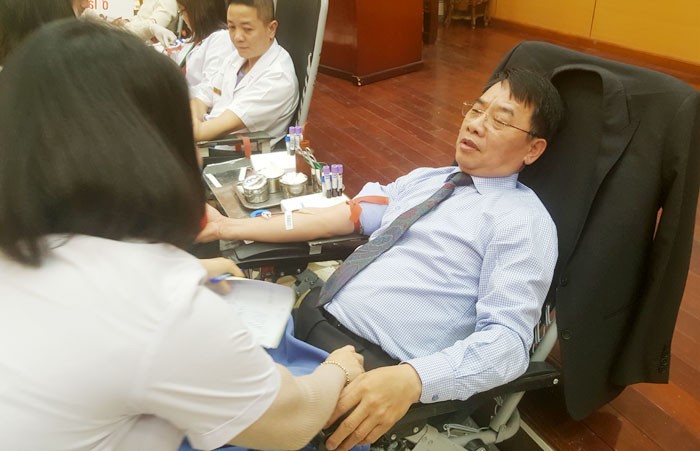 Giám đốc Sở Y tế Hà Nội Nguyễn Khắc Hiền tham gia hiến máu tình nguyện. Ảnh: Theo báo Kinh tế & Đô thị