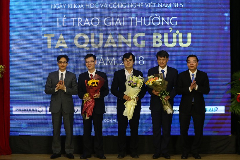 Phó Thủ tướng Vũ Đức Đam và Bộ trưởng Bộ KHCN Chu Ngọc Anh chúc mừng các tác giải nhận giải thưởng Tạ Quang Bửu 2018