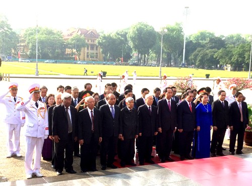 Các đồng chí lãnh đạo, nguyên lãnh đạo Đảng, Nhà nước tưởng nhớ Chủ tịch Hồ Chí Minh. Ảnh: VGP