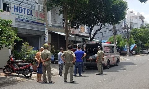 Lực lượng chức năng đưa các thi thể rời khỏi khách sạn. Ảnh: congan.com