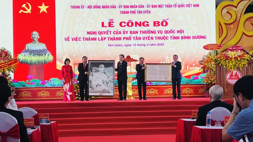 Phó Chủ tịch Thường trực Quốc hội Trần Thanh Mẫn trao Nghị quyết thành lập thành phố cho lãnh đạo TP Tân Uyên.