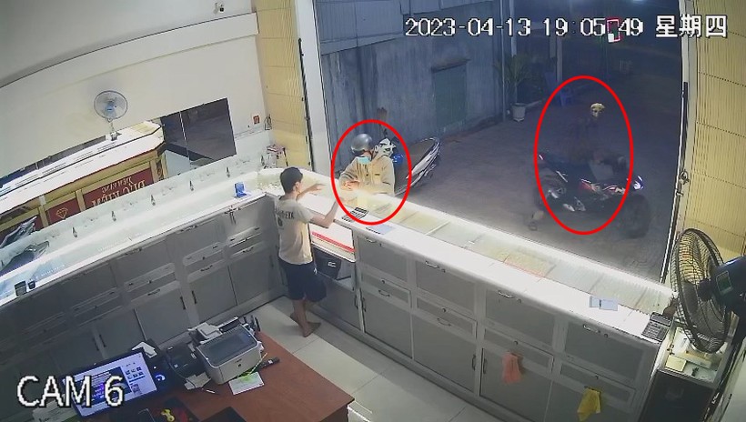 Camera ghi lại hình ảnh hai thanh niên cướp giật vàng bỏ chạy.