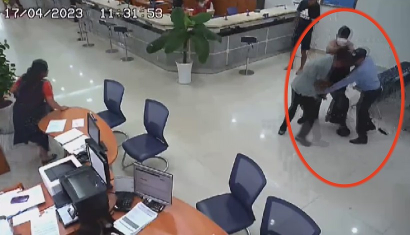 Camera ghi lại cảnh bảo vệ và người dân dũng cảm bắt giữ tên cướp ngân hàng có súng.