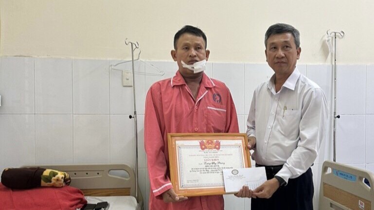 Giám đốc Ngân hàng Nhà nước - Chi nhánh Bình Dương tặng giấy khen cho anh Lường Huy Phượng.