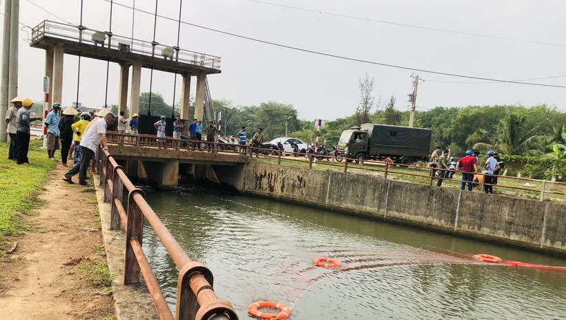 Lực lượng công an tìm kiếm nạn nhân tại kênh Phước Hòa.