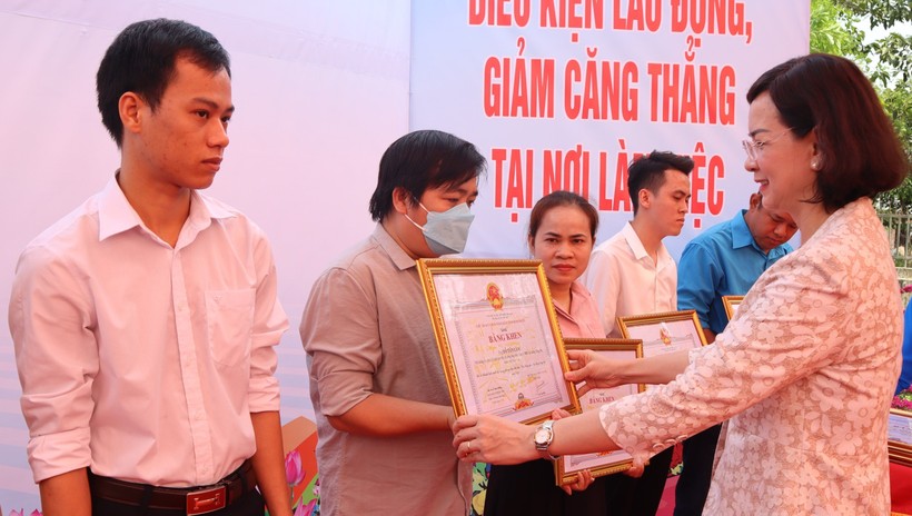 Bà Trần Tuyết Minh-Phó chủ tịch UBND tỉnh Bình Phước tặng bằng khen cho các cá nhân tiêu biểu.