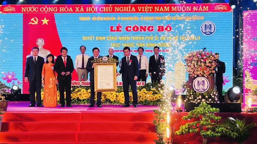 Ông Nguyễn Tường Văn- Thứ trưởng Bộ Xây dựng (phải), thừa ủy quyền của Thủ Tướng Chính phủ Trao Quyết định.