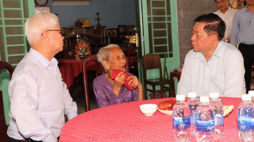 Ông Nguyễn Trọng Nghĩa (bên phải), Bí thư Trung ương Đảng, Trưởng Ban Tuyên giáo Trung ương đến thăm Mẹ Việt Nam Anh hùng Nguyễn Thị Rực.