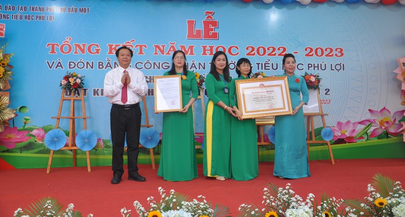 Trường tiểu học Phú Lợi vui mừng đón nhận bằng công nhận trường đạt chuẩn Quốc gia mức độ 1. 