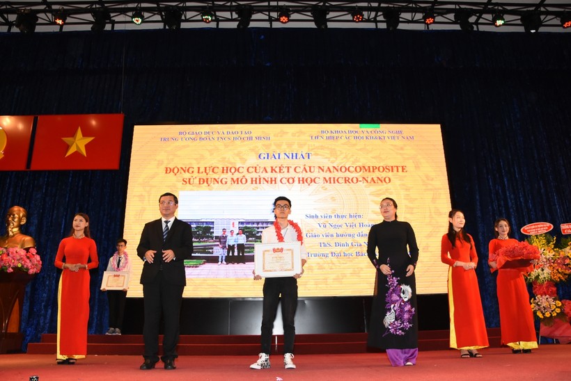 Vũ Ngọc Việt Hoàng giành giải Nhất cuộc thi Sinh viên nghiên cứu khoa học cấp Bộ năm 2020.