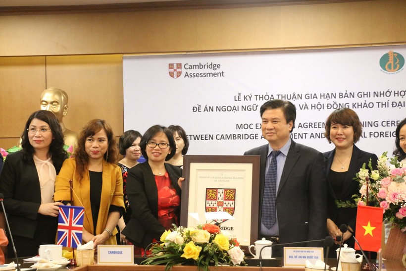 Thứ trưởng Bộ GD&ĐT Nguyễn Hữu Độ chụp ảnh lưu niệm với Hội đồng Khảo thí ĐH Cambridge và BQL Đề án NNQG.