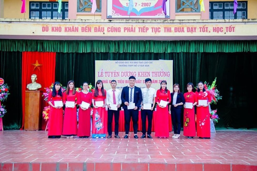 Cô Đỗ Thị Vân (thứ hai bên trái) nhận danh hiệu tấm gương tiêu biểu xuất sắc.