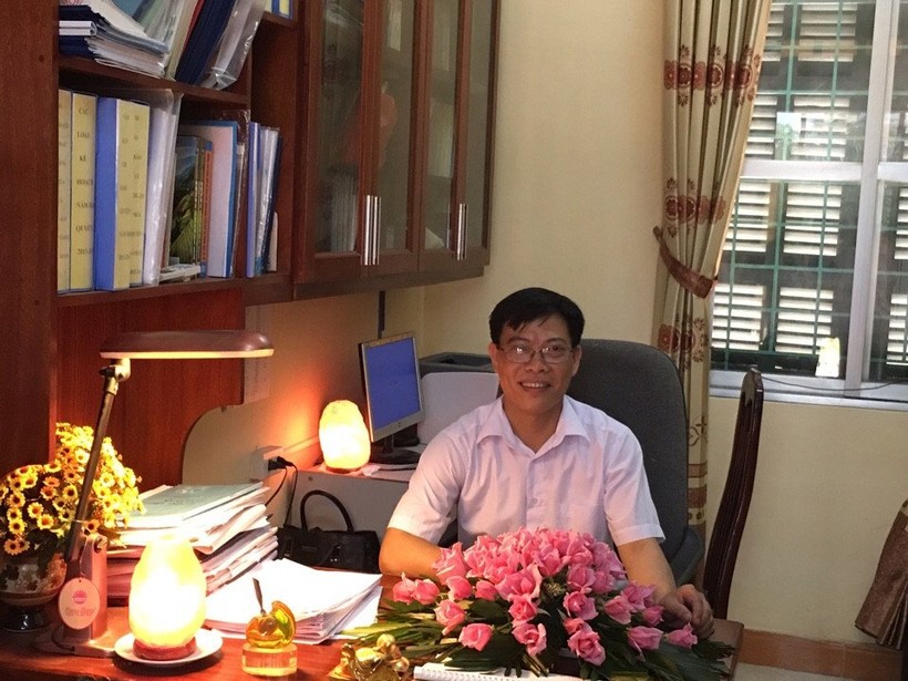 Thầy Lê Văn Bảy - Hiệu trưởng Trường THCS Tân Châu.